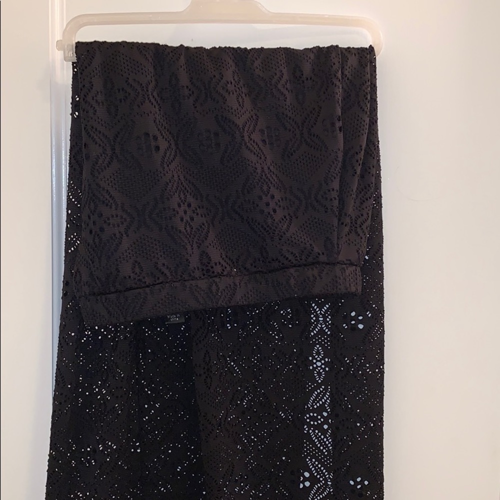 Long skirt with slit opening towards the leg down